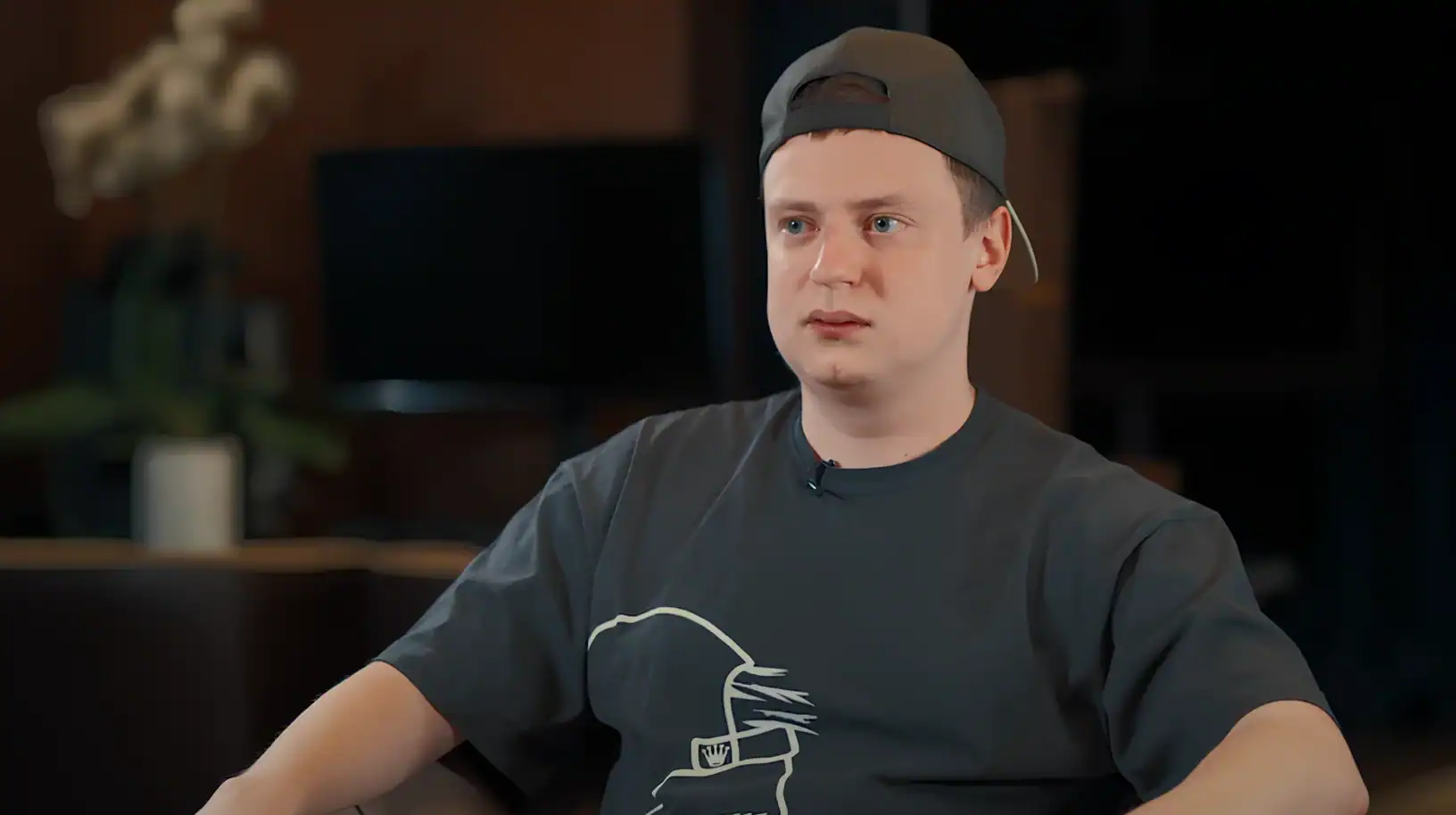 мелстрой в кепке на интервью