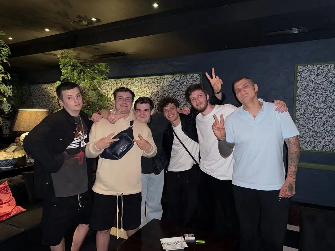 злой стример с друзьями в клубе отдых фото