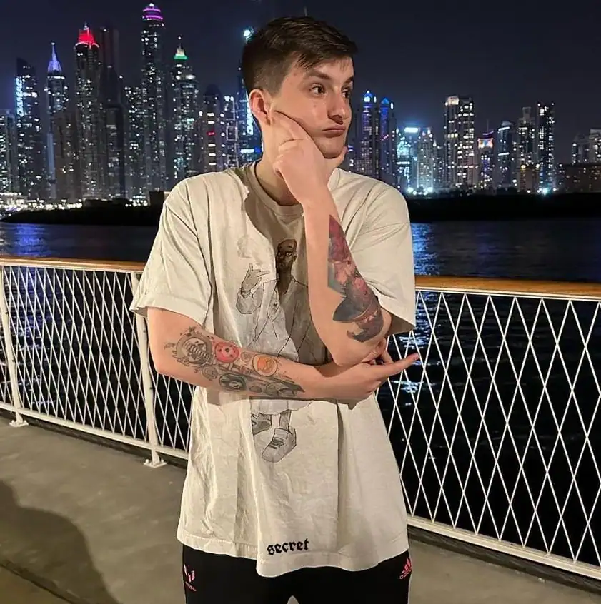 злой стример на набережной ночной город фото