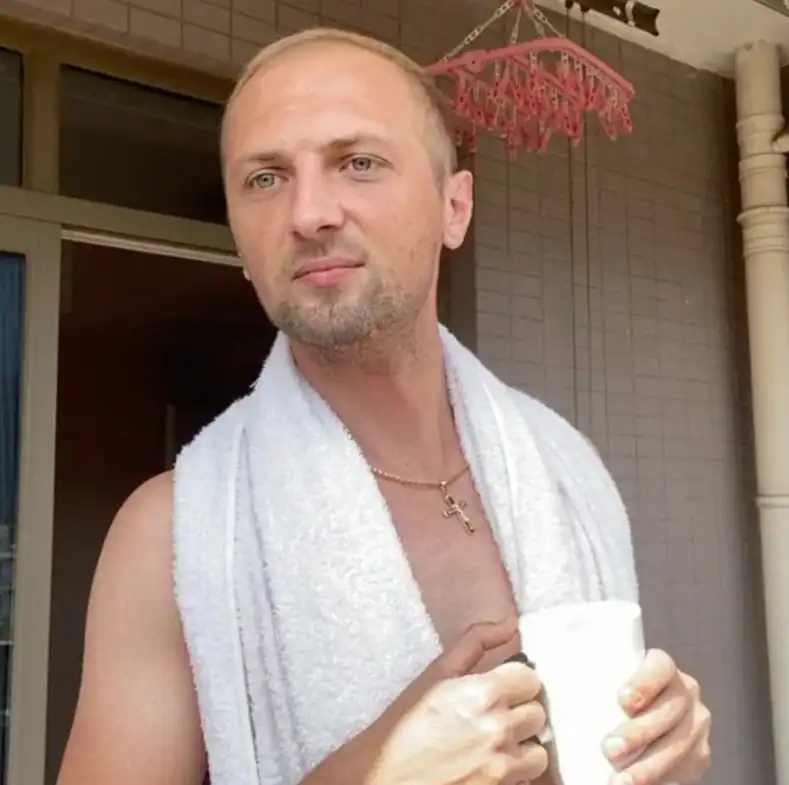 зубарев с полотенцем и кружкой на балконе фото