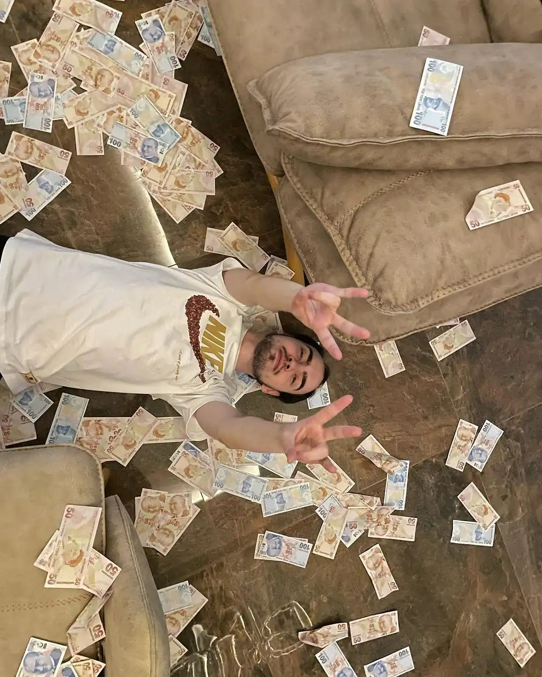 Скилзор лежит на фоне денег