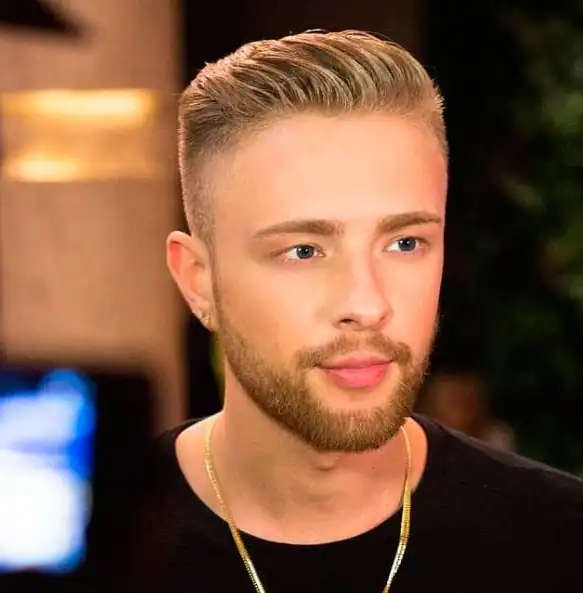 Портрет Егора Крида крупным планом с короткой стрижкой и бородой