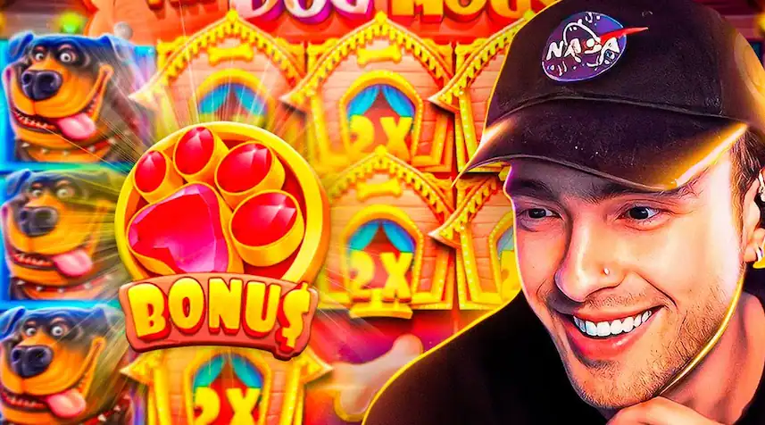 Егор Крид улыбается на стриме на фоне яркого казино-слота с бонусом и множителями 2x